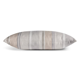 Signal Outdoor Lumbar Pillow en Sunbrella Taupe Stripe - ángulo 2