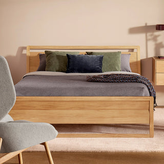 Woodrow Bed en Walnut - ángulo 2