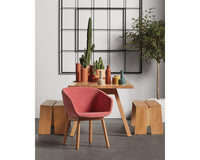 Host Chair en Tait Tomato / White Oak - ángulo 6