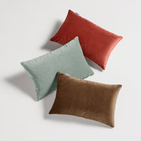 Signal Lumbar Pillow en Breezy Blue Velvet - ángulo 4