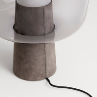 Bully Table Lamp en Smoke - ángulo 6