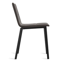 Between Us Chair en Gunmetal - ángulo 3