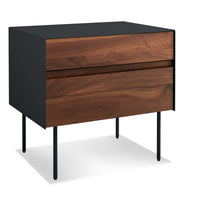 Clad Nightstand en Walnut / Oblivion - ángulo 3