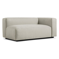 Cleon One Arm Sofa en Maharam Mode in Clavicle - ángulo 3