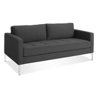 Paramount Sofa en Libby Charcoal - ángulo 3
