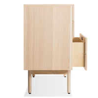 Shale 4 Drawer / 1 Door Credenza en Hickory - ángulo 9