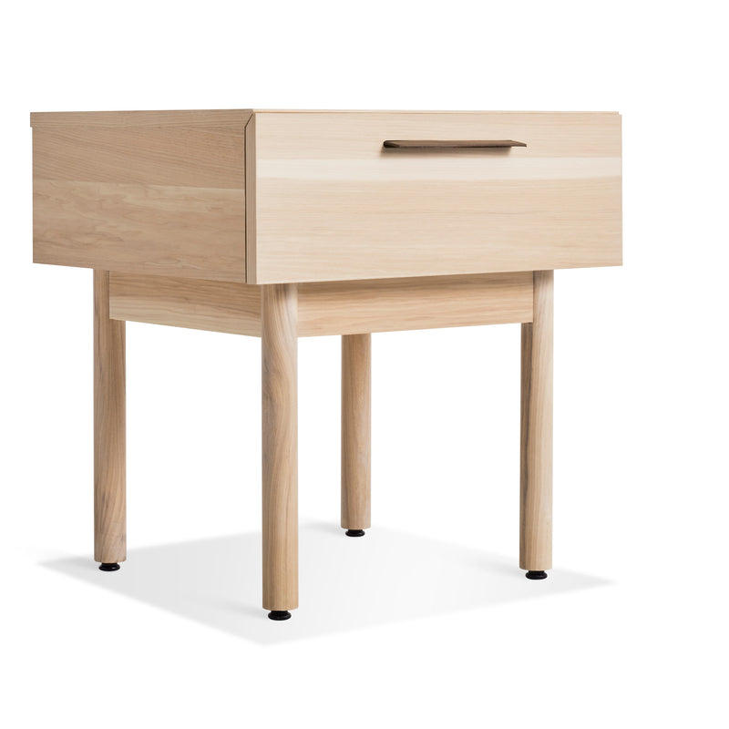 Shale Nightstand en Hickory