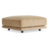 Sunday Small Ottoman en Camel Velvet - ángulo 2