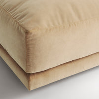 Sunday Small Ottoman en Camel Velvet - ángulo 4