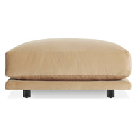 Sunday Small Ottoman en Camel Velvet - ángulo 1