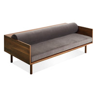 Souvenir Sofa en Storm Velvet / Walnut - ángulo 8